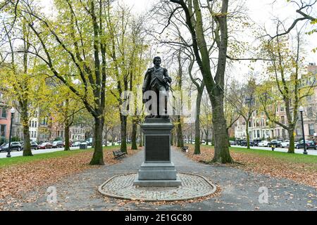 Boston, Massachusetts - 27. Nov 2020: General John Glover Monument entlang der Commonwealth Avenue Mall Stockfoto