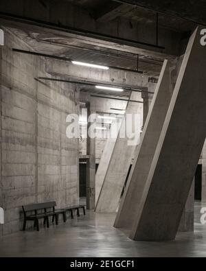 Innenansicht des Tate Modern Blavatnik Building in London, Großbritannien. Stockfoto