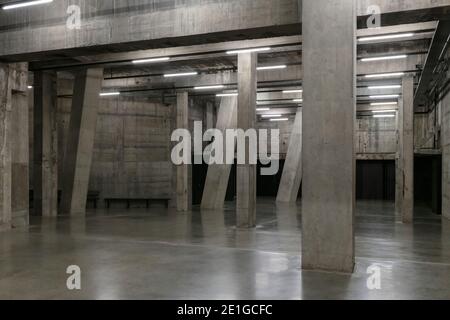 Innenansicht des Tate Modern Blavatnik Building in London, Großbritannien. Stockfoto