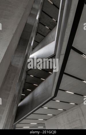 Innenansicht des Tate Modern Blavatnik Building in London, Großbritannien. Stockfoto