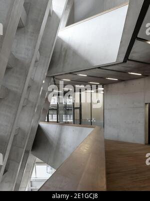 Innenansicht des Tate Modern Blavatnik Building in London, Großbritannien. Stockfoto