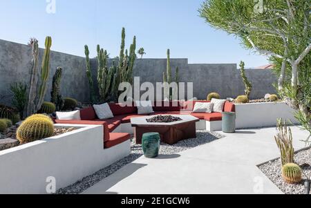 Das Lautner Gelände in Palm Springs, Kalifornien, USA. Fertiggestellt im Jahr 1947. Sitzbereich im Freien. Stockfoto