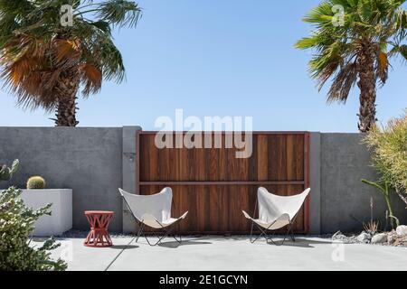 Das Lautner Gelände in Palm Springs, Kalifornien, USA. Fertiggestellt im Jahr 1947. Zwei Schmetterlingsstühle (BKF-Stuhl) auf einer Terrasse. Stockfoto