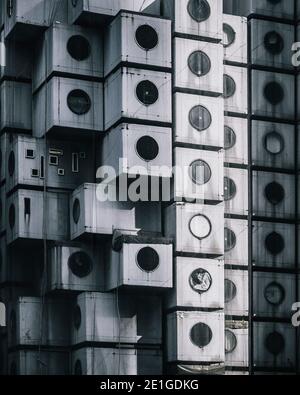 Fassade des Nakagin Capsule Tower, Ginza, Tokyo, Japan. Das Gebäude wurde 1972 fertiggestellt. Stockfoto