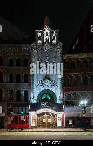 Boston, Massachusetts - 27. Nov 2020: Vor dem Citizens Bank Opera House Theatre im Washington Street Theatre District. Stockfoto