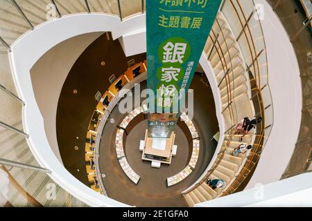 Innenansicht der Kaohsiung Main Public Library in Kaohsiung, Taiwan. Fertiggestellt im Jahr 2014. Stockfoto