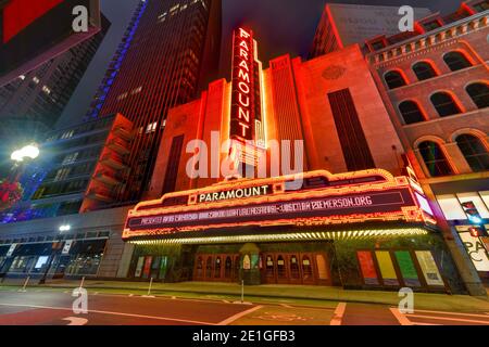 Boston, Massachusetts - 27. Nov 2020: Das Paramount Theater, entlang der Washington Street in Boston, Massachusetts bei Nacht. Der Paramount ist ein Performing Stockfoto