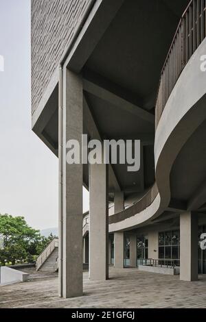 National Taitung University Library and Information Centre in Taitung, Taiwan, auf einem Campus zwischen Bergen und Meer. Stockfoto