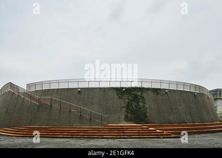 National Taitung University Library and Information Centre in Taitung, Taiwan, auf einem Campus zwischen Bergen und Meer. Stockfoto