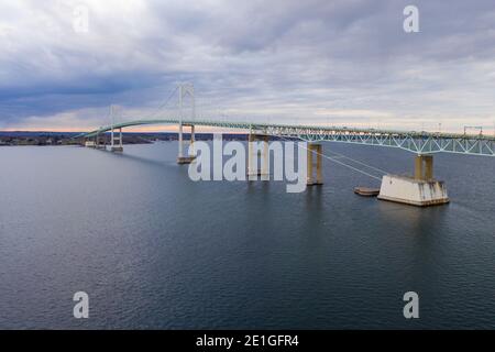 Die Claiborne Pell Bridge gehört zu den längsten Hängebrücken der Welt und befindet sich in Newport, RI, USA. Stockfoto