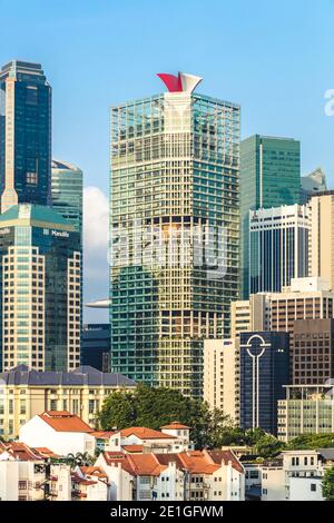 Außenansicht von CapitaGreen, auch bekannt als Market Street Tower, einem Bürogebäude mit vertikaler Begrünung in der Innenstadt von Singapur. Stockfoto