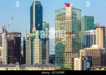 Außenansicht von CapitaGreen, auch bekannt als Market Street Tower, einem Bürogebäude mit vertikaler Begrünung in der Innenstadt von Singapur. Stockfoto