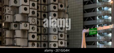 Fassade des Nakagin Capsule Tower, von der Überführung, Ginza, Tokyo, Japan. Das Gebäude wurde 1972 fertiggestellt. Stockfoto