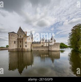 Das Schloss von Sully sur Loire stammt aus dem Ende Des 14. Jahrhunderts und ist ein Paradebeispiel für Mittelalterliche Festung Stockfoto