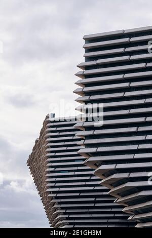 Außenansicht des V&A Dundee vom japanischen Architekten Kengo Kuma, einem Designmuseum am Ufer von Dundee, Schottland, Großbritannien. Stockfoto