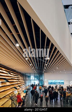 Innenansicht des V&A Dundee vom japanischen Architekten Kengo Kuma, einem Designmuseum am Ufer von Dundee, Schottland, Großbritannien. Stockfoto