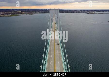 Die Claiborne Pell Bridge gehört zu den längsten Hängebrücken der Welt und befindet sich in Newport, RI, USA. Stockfoto