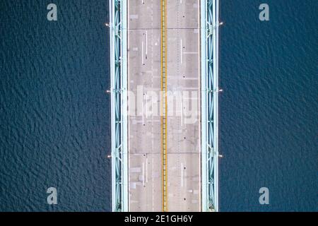 Die Claiborne Pell Bridge gehört zu den längsten Hängebrücken der Welt und befindet sich in Newport, RI, USA. Stockfoto