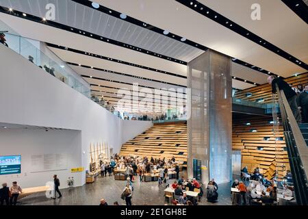 Innenansicht des V&A Dundee vom japanischen Architekten Kengo Kuma, einem Designmuseum am Ufer von Dundee, Schottland, Großbritannien. Stockfoto