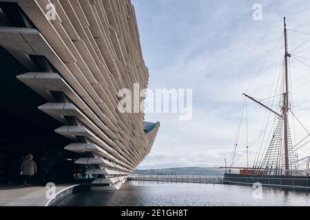 Außenansicht des V&A Dundee vom japanischen Architekten Kengo Kuma, einem Designmuseum am Ufer von Dundee, Schottland, Großbritannien. Stockfoto