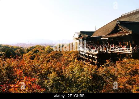 Außenansicht des Kiyomizu-dera Tempels im Herbst, Kyoto, Japan. Stockfoto