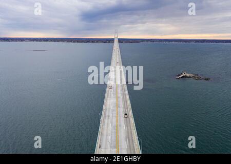 Die Claiborne Pell Bridge gehört zu den längsten Hängebrücken der Welt und befindet sich in Newport, RI, USA. Stockfoto