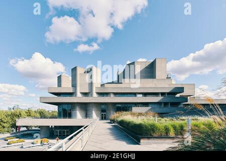 Außenansicht des Royal National Theatre am Londoner South Bank, einem brutalistischen Betongebäude mit horizontalen Terrassen, London, England, Großbritannien. Stockfoto