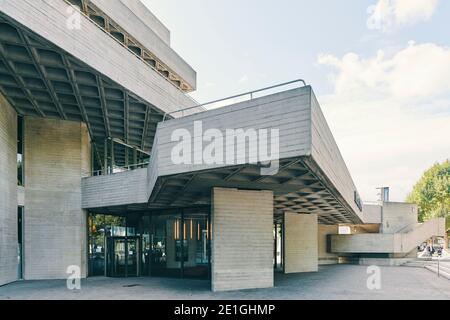 Außenansicht des Royal National Theatre am Londoner South Bank, einem brutalistischen Betongebäude mit horizontalen Terrassen, London, England, Großbritannien. Stockfoto