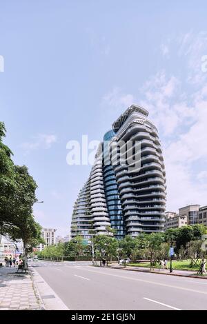 Außenansicht des Tao Zhu Yin Yuan Tower oder Agora Garden, ein nachhaltiger Wohnturm in Form einer Doppelhelix in Taipei, Taiwan. Stockfoto