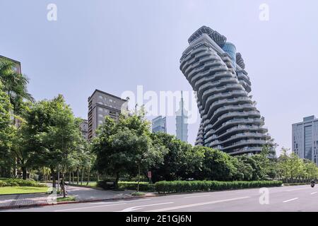 Außenansicht des Tao Zhu Yin Yuan Tower oder Agora Garden, ein nachhaltiger Wohnturm in Form einer Doppelhelix in Taipei, Taiwan. Stockfoto