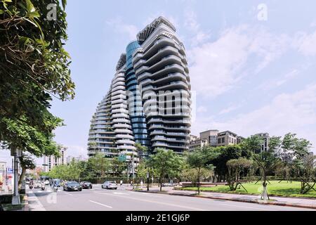 Außenansicht des Tao Zhu Yin Yuan Tower oder Agora Garden, ein nachhaltiger Wohnturm in Form einer Doppelhelix in Taipei, Taiwan. Stockfoto