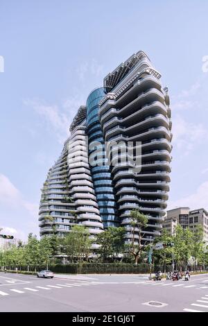 Außenansicht des Tao Zhu Yin Yuan Tower oder Agora Garden, ein nachhaltiger Wohnturm in Form einer Doppelhelix in Taipei, Taiwan. Stockfoto