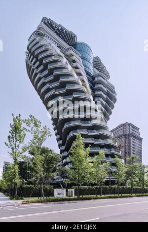 Außenansicht des Tao Zhu Yin Yuan Tower oder Agora Garden, ein nachhaltiger Wohnturm in Form einer Doppelhelix in Taipei, Taiwan. Stockfoto