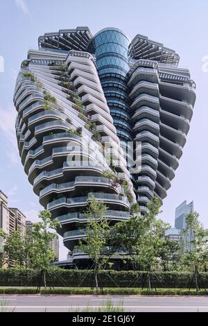 Außenansicht des Tao Zhu Yin Yuan Tower oder Agora Garden, ein nachhaltiger Wohnturm in Form einer Doppelhelix in Taipei, Taiwan. Stockfoto