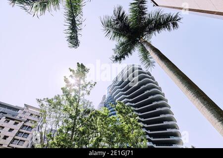 Außenansicht des Tao Zhu Yin Yuan Tower oder Agora Garden, ein nachhaltiger Wohnturm in Form einer Doppelhelix in Taipei, Taiwan. Stockfoto