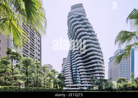 Außenansicht des Tao Zhu Yin Yuan Tower oder Agora Garden, ein nachhaltiger Wohnturm in Form einer Doppelhelix in Taipei, Taiwan. Stockfoto