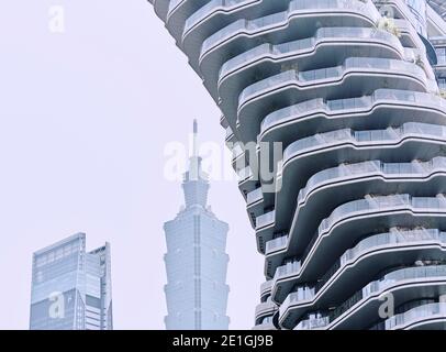 Außenansicht des Tao Zhu Yin Yuan Tower oder Agora Garden, ein nachhaltiger Wohnturm in Form einer Doppelhelix in Taipei, Taiwan. Stockfoto