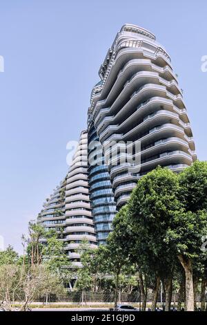 Außenansicht des Tao Zhu Yin Yuan Tower oder Agora Garden, ein nachhaltiger Wohnturm in Form einer Doppelhelix in Taipei, Taiwan. Stockfoto