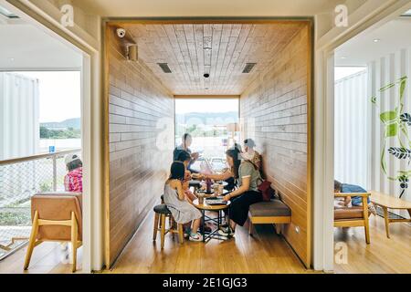 Innenansicht des ersten Starbucks Cafés im asiatisch-pazifischen Raum, aus recycelten Transportcontainern gebaut, Hualien Bay Mall, Hualie, Taiwan. Stockfoto