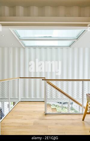 Innenansicht des ersten Starbucks Cafés im asiatisch-pazifischen Raum, aus recycelten Transportcontainern gebaut, Hualien Bay Mall, Hualie, Taiwan. Stockfoto