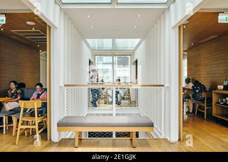 Innenansicht des ersten Starbucks Cafés im asiatisch-pazifischen Raum, aus recycelten Transportcontainern gebaut, Hualien Bay Mall, Hualie, Taiwan. Stockfoto