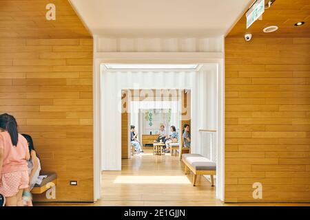 Innenansicht des ersten Starbucks Cafés im asiatisch-pazifischen Raum, aus recycelten Transportcontainern gebaut, Hualien Bay Mall, Hualie, Taiwan. Stockfoto