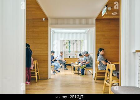 Innenansicht des ersten Starbucks Cafés im asiatisch-pazifischen Raum, aus recycelten Transportcontainern gebaut, Hualien Bay Mall, Hualie, Taiwan. Stockfoto