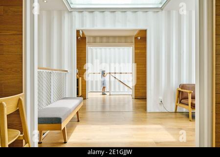 Innenansicht des ersten Starbucks Cafés im asiatisch-pazifischen Raum, aus recycelten Transportcontainern gebaut, Hualien Bay Mall, Hualie, Taiwan. Stockfoto