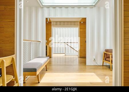 Innenansicht des ersten Starbucks Cafés im asiatisch-pazifischen Raum, aus recycelten Transportcontainern gebaut, Hualien Bay Mall, Hualie, Taiwan. Stockfoto