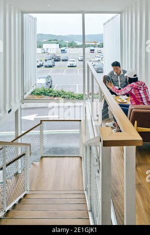 Innenansicht des ersten Starbucks Cafés im asiatisch-pazifischen Raum, aus recycelten Transportcontainern gebaut, Hualien Bay Mall, Hualie, Taiwan. Stockfoto