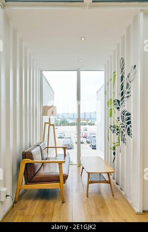 Innenansicht des ersten Starbucks Cafés im asiatisch-pazifischen Raum, aus recycelten Transportcontainern gebaut, Hualien Bay Mall, Hualie, Taiwan. Stockfoto