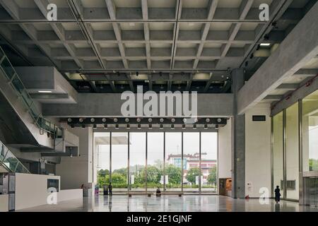 Das Innere des Taipei Fine Arts Museum, ein Beton- und Glasgebäude und Taiwans erstes Museum für moderne und zeitgenössische Kunst Stockfoto