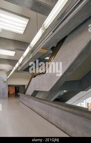 Das Innere des Taipei Fine Arts Museum, ein Beton- und Glasgebäude und Taiwans erstes Museum für moderne und zeitgenössische Kunst Stockfoto