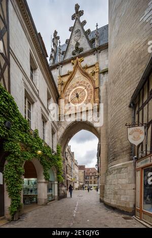 Auxerre Frankreich 16. Mai 2013 : Uhrturm in der Altstadt von Auxerre, Burgund Stockfoto